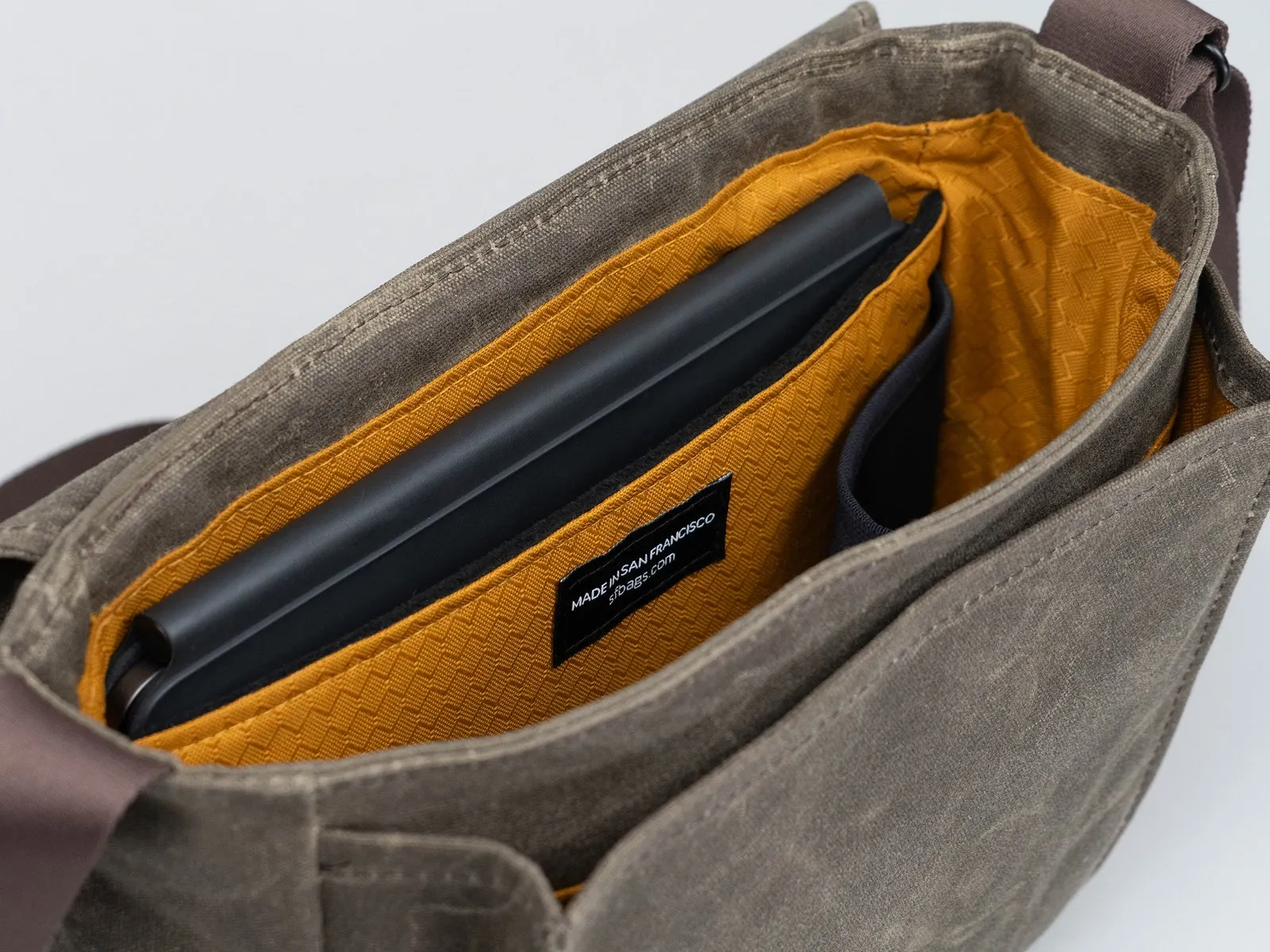 Review: WaterField Shinjuku iPad Messenger Bag